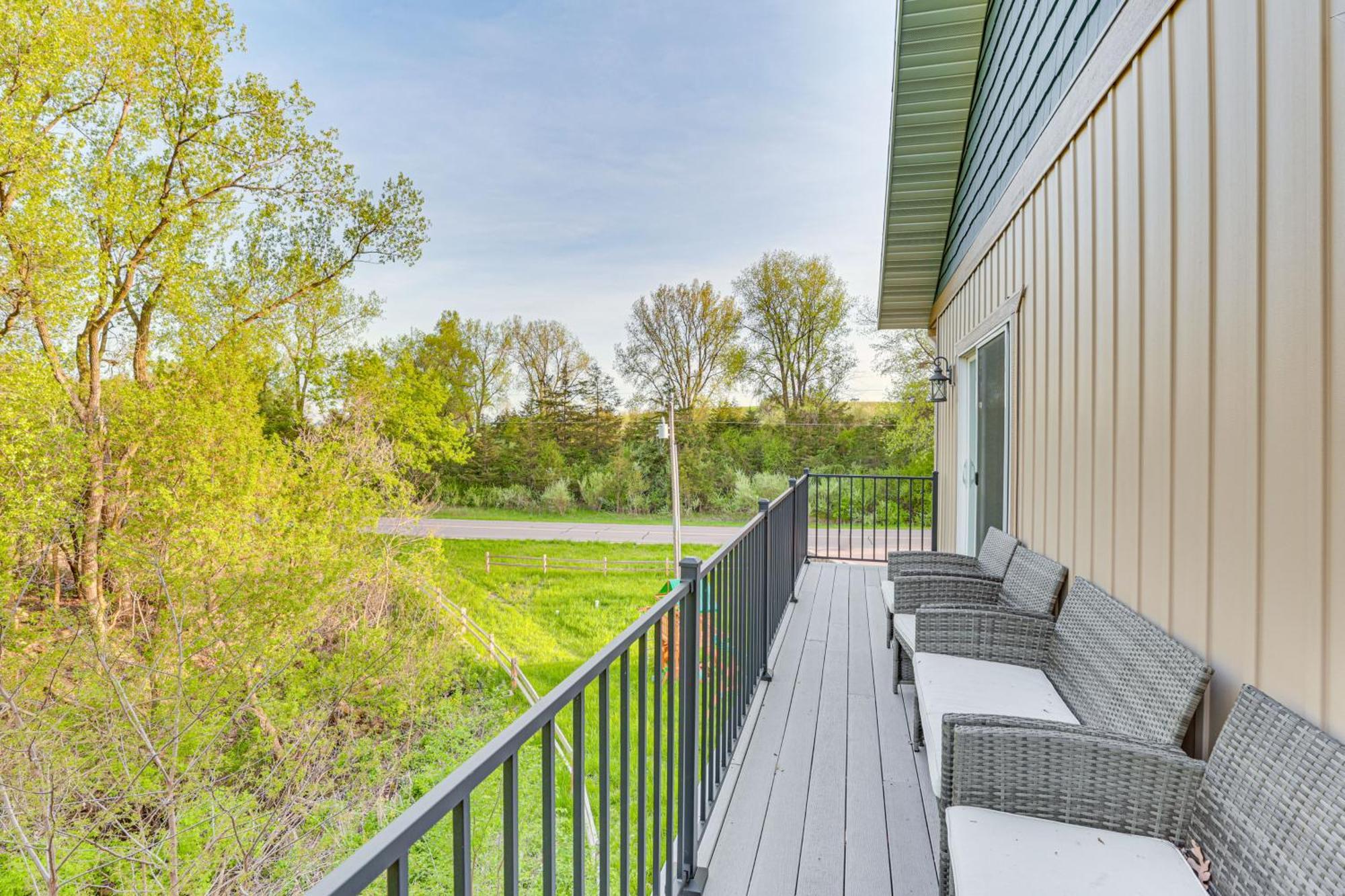 Sprawling Wisconsin Dells Home With Deck And Fire Pit Exterior photo