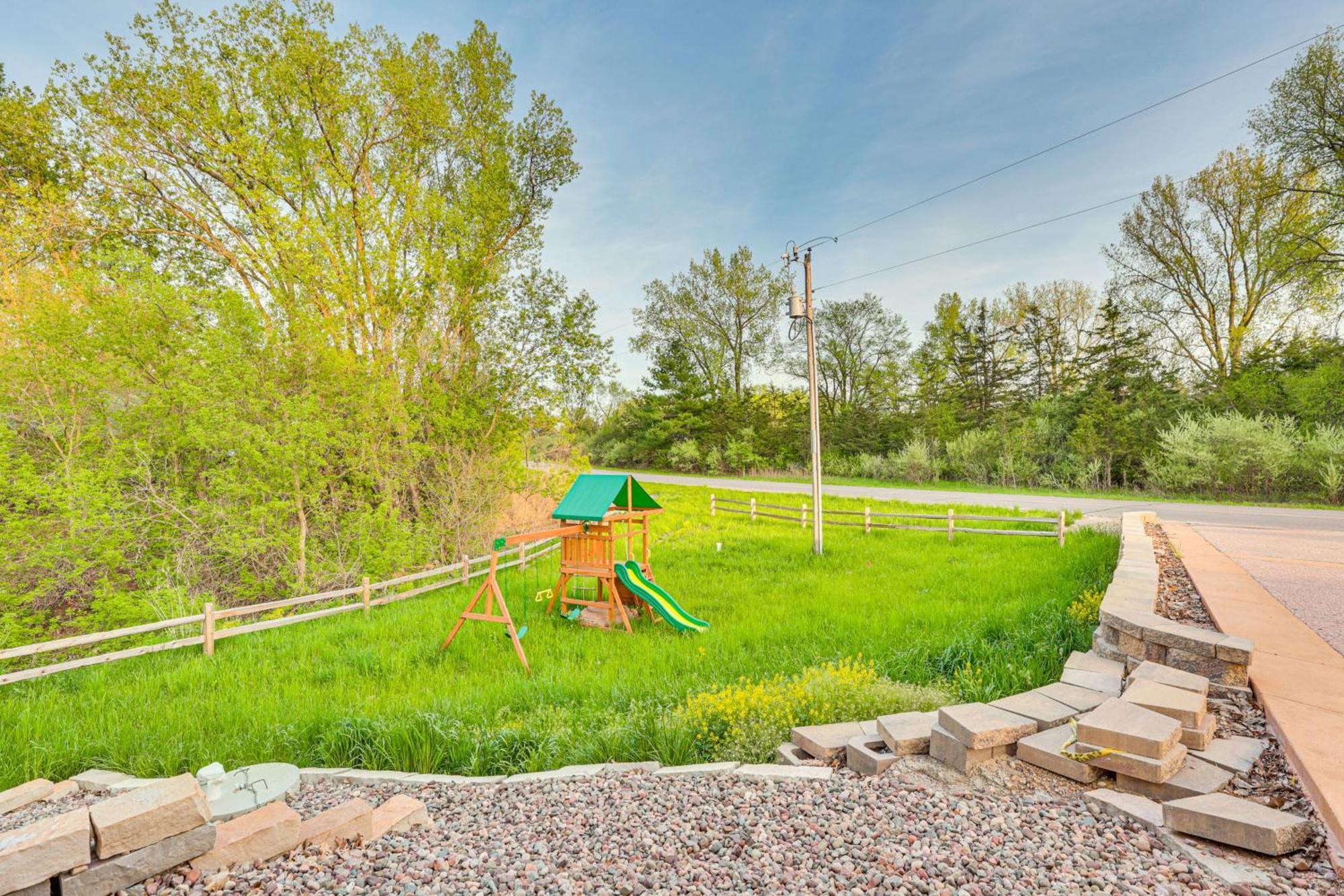 Sprawling Wisconsin Dells Home With Deck And Fire Pit Exterior photo