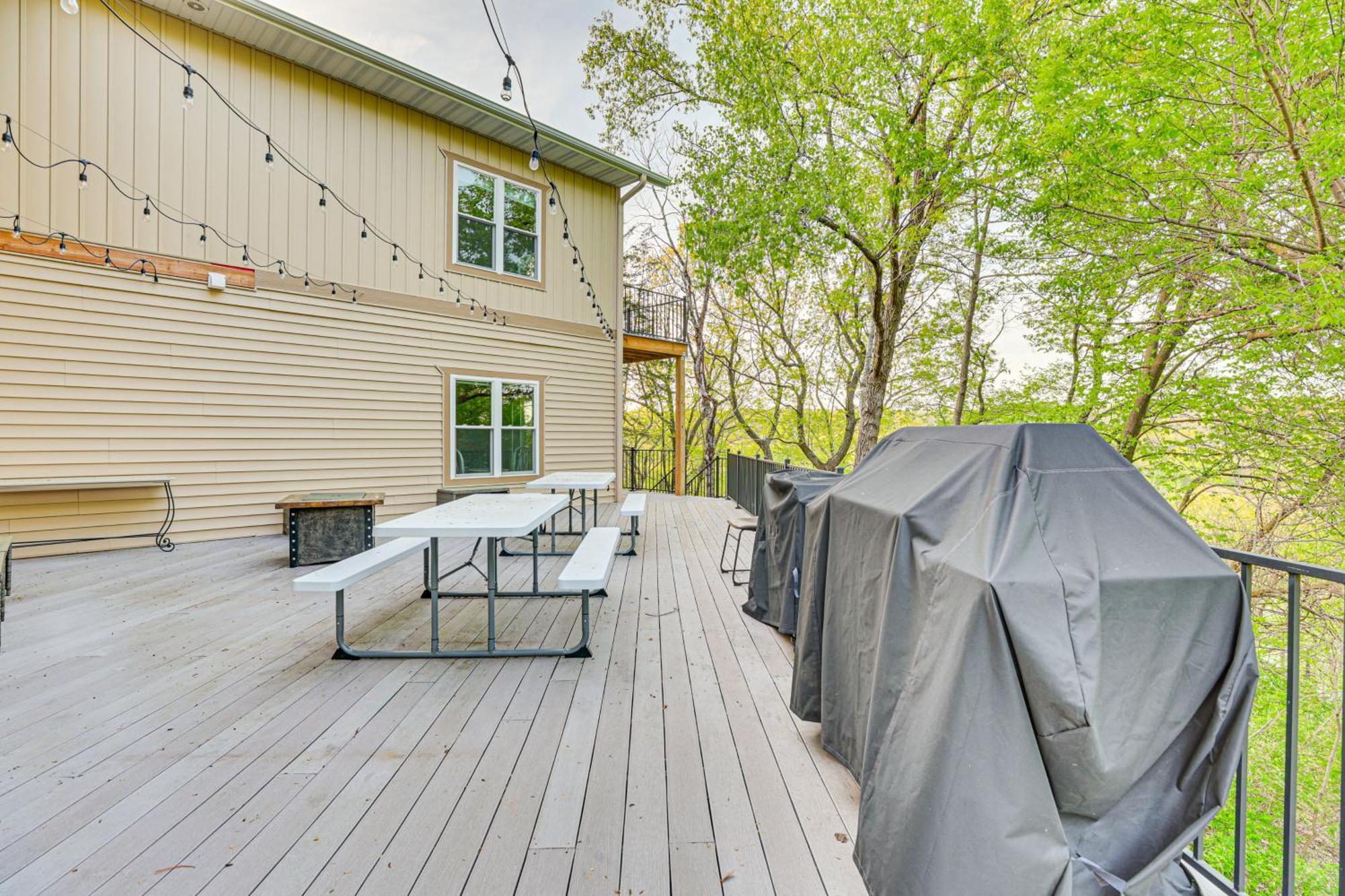 Sprawling Wisconsin Dells Home With Deck And Fire Pit Exterior photo