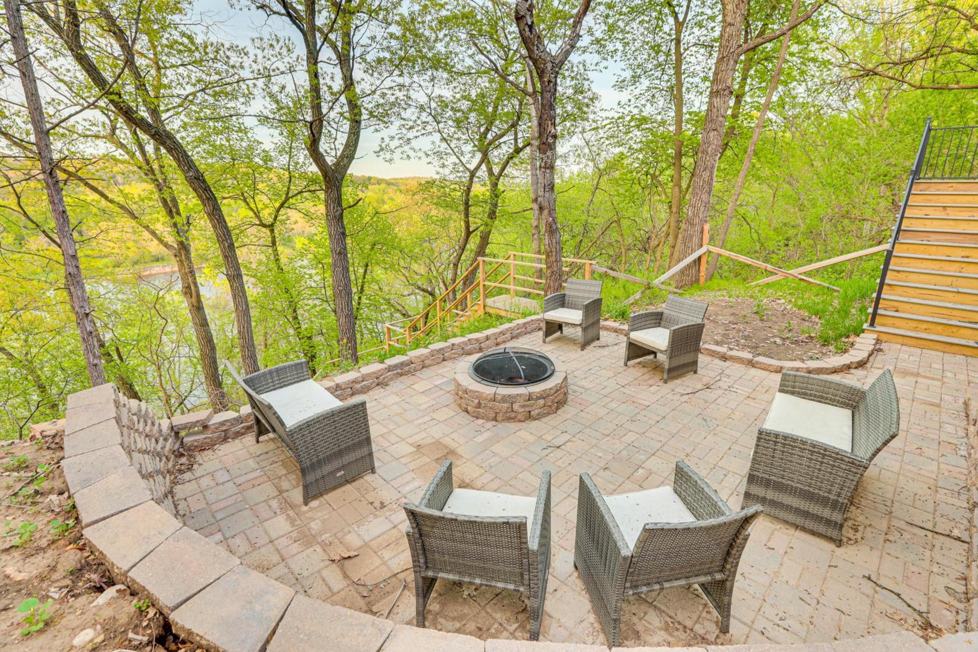 Sprawling Wisconsin Dells Home With Deck And Fire Pit Exterior photo